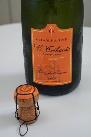 Foto de NUEVA YORK - 10 de septiembre de 2022: Champagne G. Tribaut Cuvee de Reserve Brut. G. Tribaut Champagne house situado en Hautvillers, pueblo Premier Cru - Imagen libre de derechos