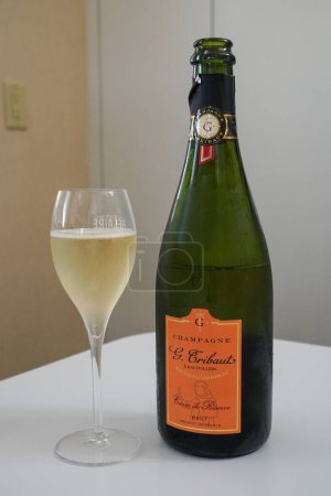 Téléchargez les photos : NEW YORK - 10 SEPTEMBRE 2022 : Champagne G. Tribaut Cuvee de Reserve Brut. G. Tribaut Maison champenoise située à Hautvillers, village Premier Cru - en image libre de droit
