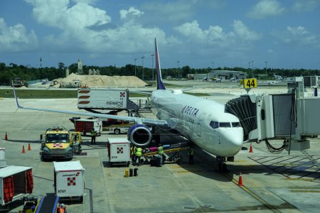Foto de CANCUN, MÉXICO - 26 DE ABRIL DE 2022: Delta Air Lines vuela sobre asfalto en el Aeropuerto Internacional de Cancún. Delta Air Lines es una de las principales aerolíneas de los Estados Unidos y una aerolínea heredada - Imagen libre de derechos