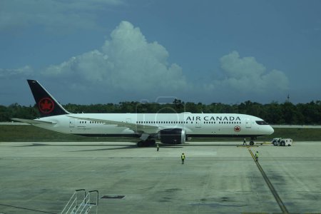 Foto de CANCUN, MÉXICO - 26 DE ABRIL DE 2022: Avión Air Canada en pista en el Aeropuerto Internacional de Cancún. Air Canada es la aerolínea de bandera y la aerolínea más grande de Canadá por el tamaño y los pasajeros transportados - Imagen libre de derechos