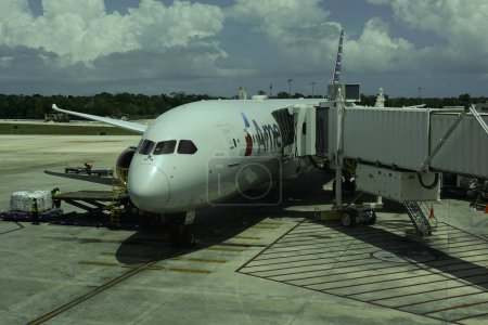 Foto de CANCUN, MÉXICO - 26 DE ABRIL DE 2022: Avión de American Airlines en pista en el Aeropuerto Internacional de Cancún. American Airlines es una importante aerolínea con sede en Fort Worth - Imagen libre de derechos