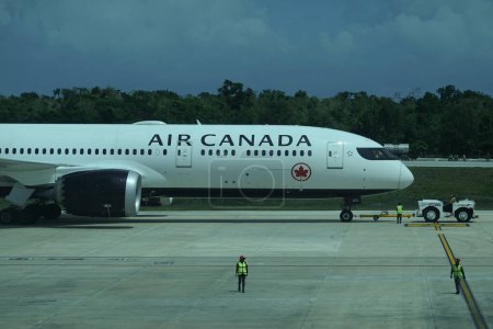 Foto de CANCUN, MÉXICO - 26 DE ABRIL DE 2022: Avión Air Canada en pista en el Aeropuerto Internacional de Cancún. Air Canada es la aerolínea de bandera y la aerolínea más grande de Canadá por el tamaño y los pasajeros transportados - Imagen libre de derechos