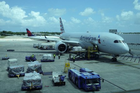 Foto de CANCUN, MÉXICO - 26 DE ABRIL DE 2022: Avión de American Airlines en pista en el Aeropuerto Internacional de Cancún. American Airlines es una importante aerolínea con sede en Fort Worth - Imagen libre de derechos