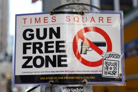 Téléchargez les photos : NEW YORK - 3 NOVEMBRE 2022 : Panneau Times Square Gun Free Zone à New York - en image libre de droit