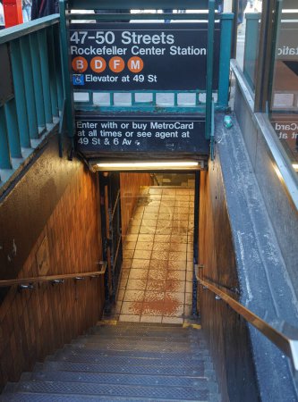 Téléchargez les photos : NEW YORK - 3 NOVEMBRE 2022 : 47-50 Rues Station de métro Rockefeller Center à New York. Propriété de la NYC Transit Authority, le métro compte 469 stations en exploitation - en image libre de droit