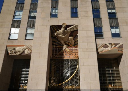 Téléchargez les photos : NEW YORK CITY - 3 NOVEMBRE 2022 : Sagesse, une frise art déco de Lee Lawrie au-dessus de l'entrée du bâtiment GE au Rockefeller Plaza à New York - en image libre de droit
