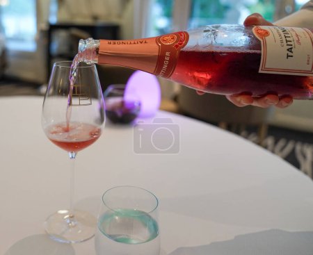 Téléchargez les photos : EPERNAY, FRANCE - 24 SEPTEMBRE 2022 : Le barman verse du champagne rose Taittinger dans un verre - en image libre de droit