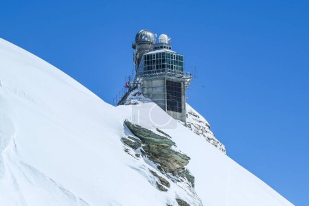 Téléchargez les photos : JUNGFRAUJOCH, SUISSE - 5 MAI 2017 : L'Observatoire Sphinx est un observatoire astronomique situé au-dessus du Jungfraujoch en Suisse - en image libre de droit