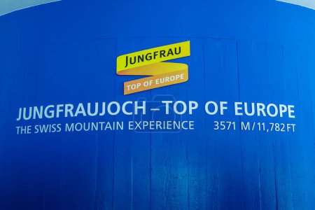 Téléchargez les photos : JUNGFRAUJOCH, SUISSE - 5 MAI 2017 : Panneau de gare de Jungfraujoch à 3471mètres d'altitude - en image libre de droit