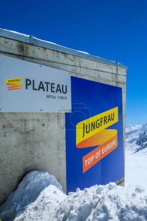 Téléchargez les photos : JUNGFRAUJOCH, SUISSE - 5 MAI 2017 : Plateau à 3475 mètres d'altitude à Jungfraujoch Complexe Top of Europe en Suisse - en image libre de droit