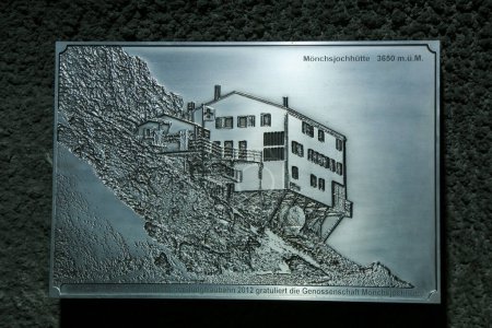 Téléchargez les photos : JUNGFRAUJOCH, SUISSE - 5 MAI 2017 : Signe de la cabane de Monchsjoch à Jungfraujoch à 3650 mètres d'altitude - en image libre de droit
