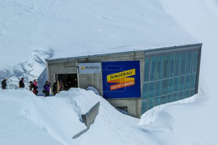 Téléchargez les photos : JUNGFRAUJOCH, SUISSE - 5 MAI 2017 : Plateau à 3475 mètres d'altitude à Jungfraujoch Complexe Top of Europe en Suisse - en image libre de droit