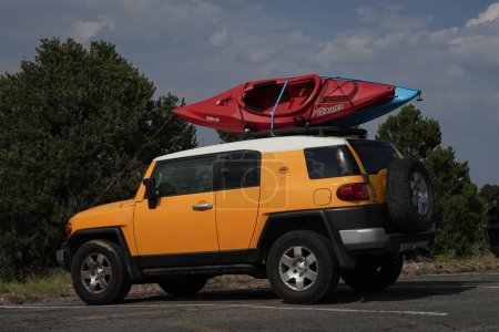 Foto de COLORADO SPRINGS, COLORADO - 10 DE AGOSTO DE 2021: Toyota 4runner TRD cargado con kayaks en Colorado Springs, Colorado - Imagen libre de derechos