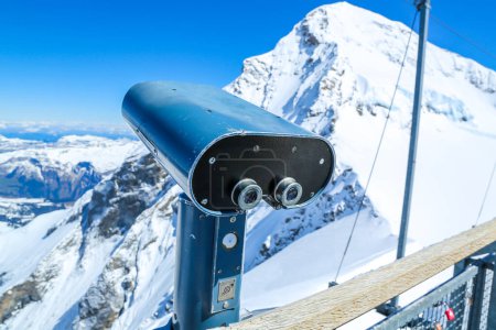Téléchargez les photos : Jumelles touristiques dans les Alpes suisses - en image libre de droit