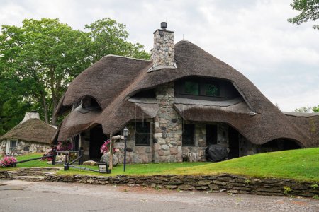 Foto de CHARLEVOIX, MICHIGAN - 3 de agosto de 2022: The Thatch House, famosa casa de setas diseñada por Earl Young, en Charlevoix, Michigan - Imagen libre de derechos