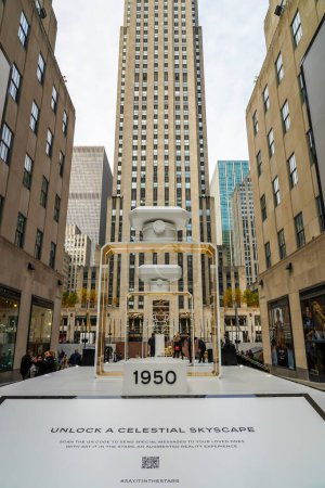 Foto de NUEVA YORK - 11 DE NOVIEMBRE DE 2021: N5 EN LAS ESTRELLAS presentación celebra 100 años de un icono Chanel Número 5 perfume en Rockefeller Center en Manhattan - Imagen libre de derechos