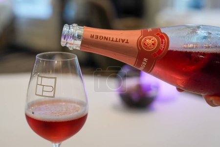 Téléchargez les photos : EPERNAY, FRANCE - 24 SEPTEMBRE 2022 : Le barman verse du champagne rose Taittinger dans un verre - en image libre de droit