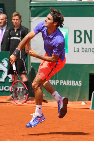 Foto de PARIS, FRANCE - MAY 27, 2015: Seventeen times Grand Slam champion Roger Federer in action during his second round match at Roland Garros 2015 in Paris, France - Imagen libre de derechos