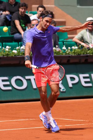 Téléchargez les photos : PARIS, FRANCE - MAY 27, 2015: Seventeen times Grand Slam champion Roger Federer in action during his second round match at Roland Garros 2015 in Paris, France - en image libre de droit