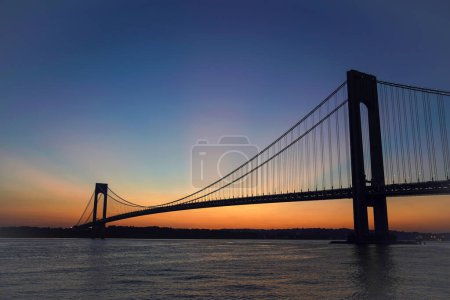 Foto de Puente Verrazano al atardecer en Nueva York.El Puente Verrazano es un puente colgante de dos pisos que conecta los distritos de Staten Island y Brooklyn - Imagen libre de derechos
