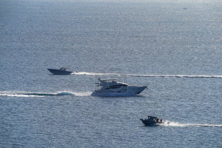 Téléchargez les photos : Yacht and fishing boats in Atlantic Ocean off Palm Beach in Florida - en image libre de droit