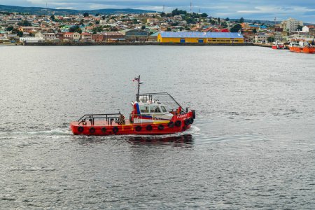 Téléchargez les photos : PUNTA ARENAS, CHILE - JANUARY 31, 2020: A Pilot Vessel Parry in Punta Arenas Port harbor, Chile - en image libre de droit