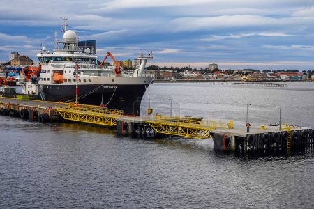 Téléchargez les photos : PUNTA ARENAS, CHILE - JANUARY 31, 2020: A Royal Research Ship Discovery in Punta Arenas Port, Chile. Built in Vigo, Spain she is employed in Oceanographic research and carries up to 28 scientists with 24 crew. - en image libre de droit