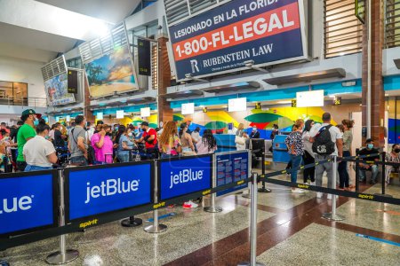 Téléchargez les photos : LA ROMANA, RÉPUBLIQUE DOMINICAINE - 14 JUIN 2021 : JetBlue check-in counter at La Romana International Airport. - en image libre de droit