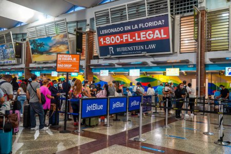 Téléchargez les photos : LA ROMANA, RÉPUBLIQUE DOMINICAINE - 14 JUIN 2021 : JetBlue check-in counter at La Romana International Airport. - en image libre de droit