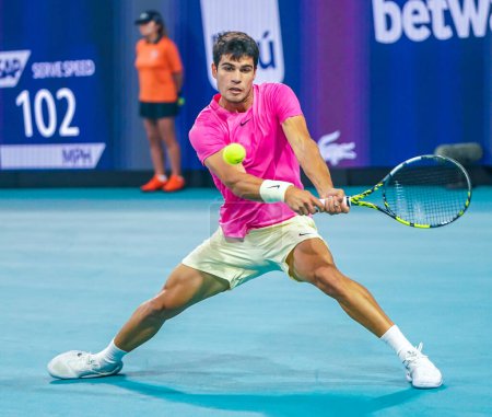 Photo for MIAMI GARDENS, FLORIDA - MARCH 29, 2023: Carlos Alcaraz of Spain in action during quarter-final match against Taylor Fritz of United States at 2023 Miami Open at the Hard Rock Stadium in Miami Gardens, Florida, USA - Royalty Free Image