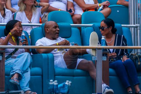 Photo for MIAMI GARDENS, FLORIDA - APRIL 1, 2023: Milan Tyson, Mike Tyson and Lakiha Spicer attend the women's singles final match at 2023 Miami Open at the Hard Rock Stadium, Miami Gardens, Florida, USA - Royalty Free Image