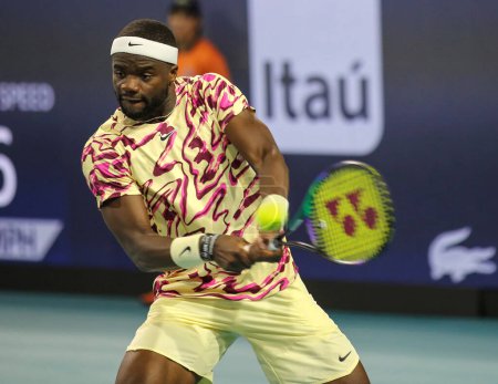 Photo for MIAMI GARDENS, FLORIDA - MARCH 27, 2023: Frances Tiafoe of United States in action during round of 16 match against Lorenzo Sonego of Italy at 2023 Miami Open at the Hard Rock Stadium in Miami Gardens, Florida, USA - Royalty Free Image