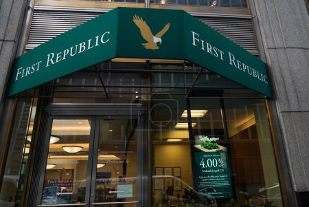 Téléchargez les photos : NEW YORK - 4 MAI 2023 : First Republic Bank situé au 443 Park Ave South dans le Midtown Manhattan. Le 1er mai 2023, dans le cadre de la crise bancaire de 2023, la FDIC a annoncé que la Première République avait été fermée et vendue à JP Morgan Chase - en image libre de droit