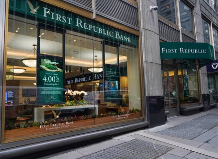 Téléchargez les photos : NEW YORK - 4 MAI 2023 : First Republic Bank situé au 443 Park Ave South dans le Midtown Manhattan. Le 1er mai 2023, dans le cadre de la crise bancaire de 2023, la FDIC a annoncé que la Première République avait été fermée et vendue à JP Morgan Chase - en image libre de droit