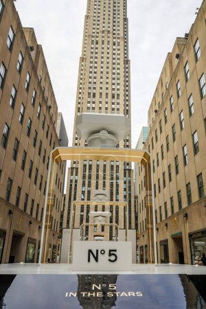 Foto de NUEVA YORK - 11 DE NOVIEMBRE DE 2021: N5 EN LAS ESTRELLAS presentación celebra 100 años de un icono Chanel Número 5 perfume en Rockefeller Center en Manhattan - Imagen libre de derechos