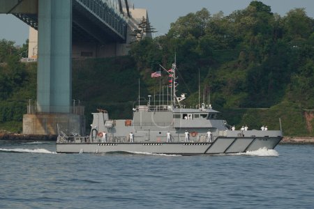 Téléchargez les photos : NEW YORK - 24 MAI 2023 : États-Unis Naval Academy Yard Patrol Craft YP706 d'Annapolis, Maryland dans le port de New York lors du défilé de navires lors de la 35e semaine annuelle de la flotte à New York - en image libre de droit