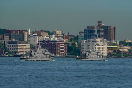 Téléchargez les photos : NEW YORK - 24 MAI 2023 : États-Unis Naval Academy Yard Patrol Crafts YP705 et YP708 d'Annapolis, Maryland dans le port de New York lors d'un défilé de navires lors de la 35e Semaine annuelle de la flotte à New York - en image libre de droit