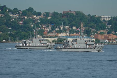 Téléchargez les photos : NEW YORK - 24 MAI 2023 : États-Unis Naval Academy Yard Patrol Crafts YP705 et YP708 d'Annapolis, Maryland dans le port de New York lors d'un défilé de navires lors de la 35e Semaine annuelle de la flotte à New York - en image libre de droit