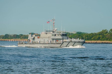 Téléchargez les photos : NEW YORK - 24 MAI 2023 : États-Unis Naval Academy Yard Patrol Craft YP706 d'Annapolis, Maryland dans le port de New York lors du défilé de navires lors de la 35e semaine annuelle de la flotte à New York - en image libre de droit