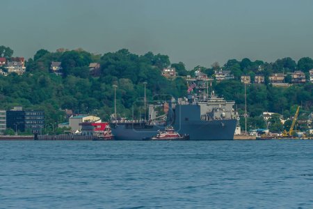 Téléchargez les photos : NEW YORK - 24 MAI 2023 : Le navire de débarquement USS Oak Hill (LSD-51) Harpers Ferry-class au départ de Norfolk, en Virginie, dans le port de New York, lors de la 35e semaine annuelle de la flotte à New York - en image libre de droit