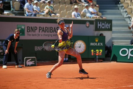 Téléchargez les photos : PARIS, FRANCE - 31 MAI 2023 : La joueuse de tennis professionnelle Elina Svitolina d'Ukraine en action lors d'un match de deuxième tour en simple féminin contre Storm Sanders d'Australie en 2023 Roland Garros à Paris, France - en image libre de droit