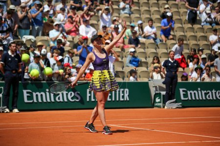 Foto de PARÍS, FRANCIA - 31 DE MAYO DE 2023: La tenista profesional Elina Svitolina de Ucrania celebra la victoria después de que mujeres solteras en el partido de segunda ronda contra Storm Sanders de Australia en 2023 Roland Garros en París, Francia - Imagen libre de derechos