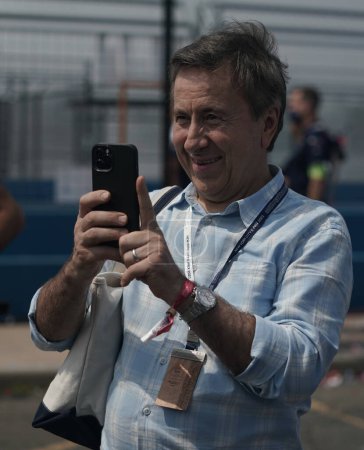 Téléchargez les photos : NEW YORK - 11 JUILLET 2021 : Le chef et restaurateur français Daniel Boulud assiste à la remise des trophées après 2021 New York E-Prix Formula E Race 11 à Brooklyn, New York - en image libre de droit