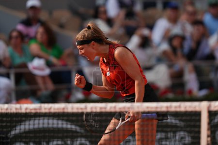 Téléchargez les photos : PARIS, FRANCE - 8 JUIN 2023 : La joueuse de tennis professionnelle Karolina Muchova de la République tchèque en action lors du match de demi-finale contre Aryna Sabalenka de Biélorussie à 2023 Roland Garros - en image libre de droit