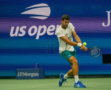 Téléchargez les photos : NEW YORK - 24 AOÛT 2023 : Novak Djokovic, champion du Grand Chelem de Serbie, lors de l'entraînement à l'US Open 2023 au Billie Jean King National Tennis Center à New York - en image libre de droit
