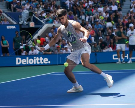 Foto de NUEVA YORK - 27 de agosto de 2023: El tenista profesional Carlos Alcaraz de España usa Tweener durante la práctica en el Abierto de Estados Unidos 2023 en el Billie Jean King National Tennis Center de Nueva York - Imagen libre de derechos