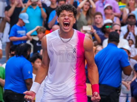 Photo for NEW YORK - SEPTEMBER 3, 2023: Professional tennis player Ben Shelton of United States celebrates victory after round of 16 match against Tommy Paul of United States at the 2023 US Open at Billie Jean King National Tennis Center in New York - Royalty Free Image