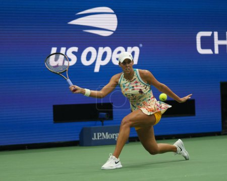 Foto de NUEVA YORK - 4 de septiembre de 2023: El tenista profesional Madison Keys en acción durante la ronda del 16 partido contra Jessica Pegula en el Abierto de Estados Unidos 2023 en el Billie Jean King National Tennis Center en Nueva York - Imagen libre de derechos