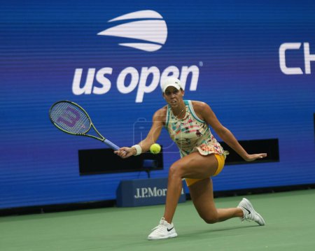 Foto de NUEVA YORK - 4 de septiembre de 2023: El tenista profesional Madison Keys en acción durante la ronda del 16 partido contra Jessica Pegula en el Abierto de Estados Unidos 2023 en el Billie Jean King National Tennis Center en Nueva York - Imagen libre de derechos