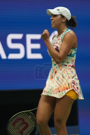Foto de NUEVA YORK - 4 de septiembre de 2023: La tenista profesional Madison Keys celebra la victoria después de la ronda de 16 partidos contra Jessica Pegula en el Abierto de Estados Unidos 2023 en el Billie Jean King National Tennis Center de Nueva York - Imagen libre de derechos